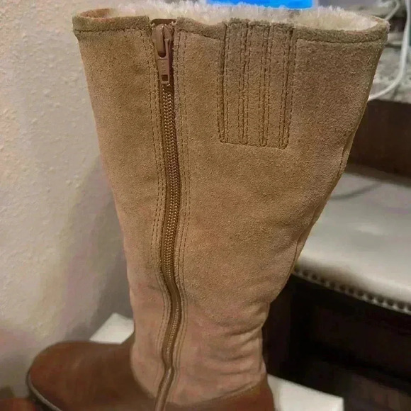 Fur lined boots. Size 8M - Picture 4 of 11